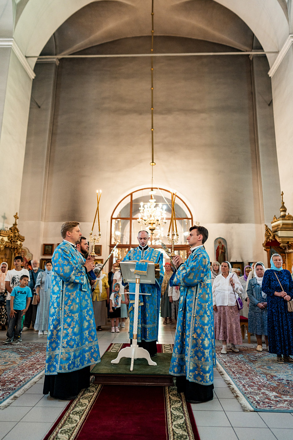 Божественная литургия в Троицком храме села Ваулово м.о. Чехов в день празднования Боголюбской иконы Божией Матери